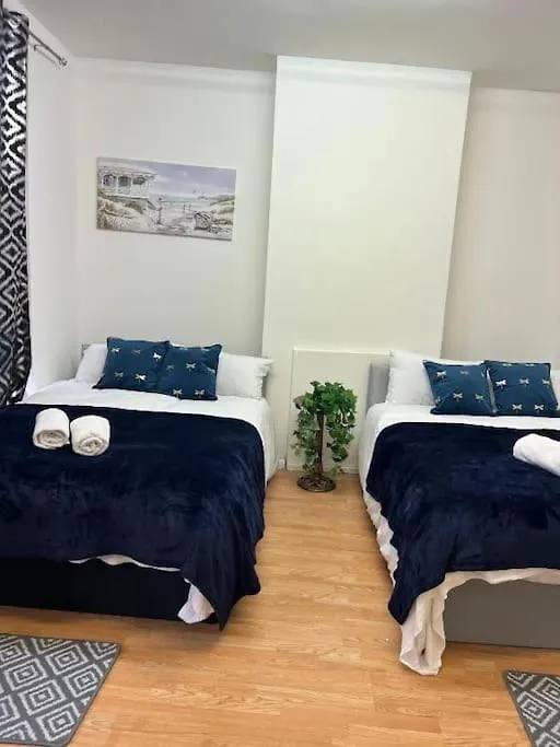 Aldgate Apartment In Central London