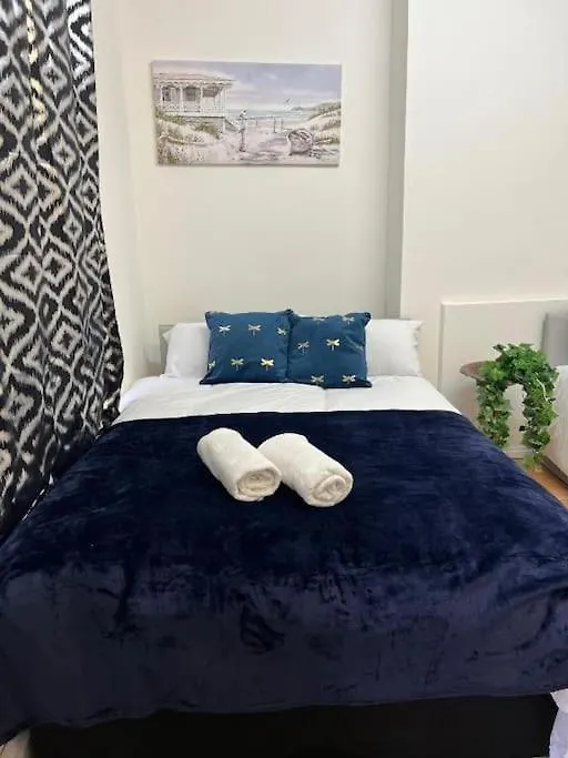Aldgate Apartment In Central London