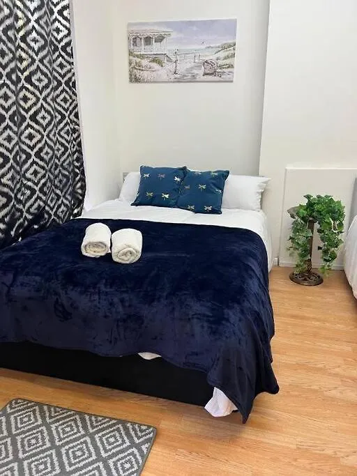 Aldgate Apartment In Central London