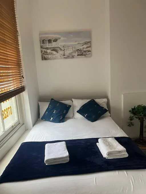 Aldgate Apartment In Central London